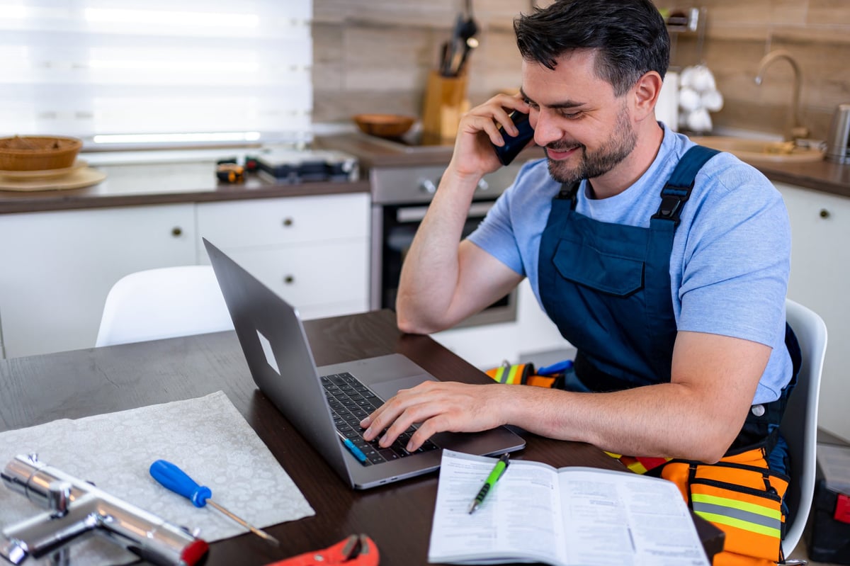 Techniker bespricht Reparaturdetails – Konsolen Service bei ONEREPEX Rosenheim