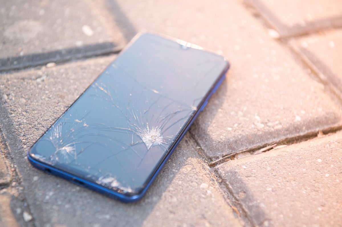 Smartphone mit gebrochenem Display – Handyreparatur bei ONEREPEX in Rosenheim